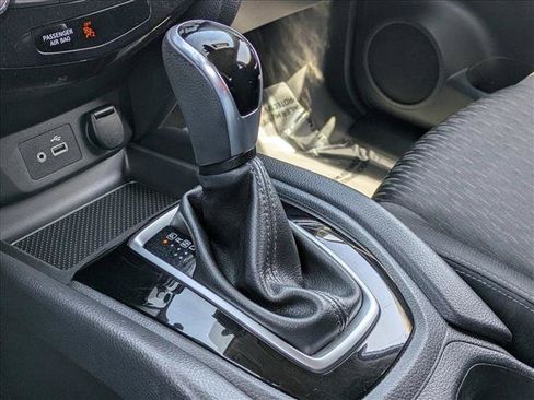 Used 2019 Nissan Rogue SV FWD image 2