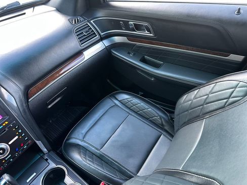 Used 2017 Ford Explorer Platinum image 25