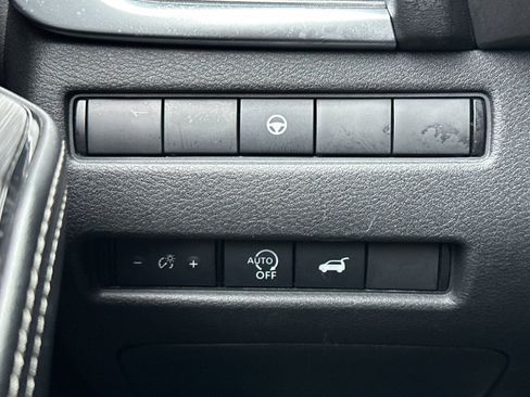 Used 2024 Nissan Rogue SV image 31