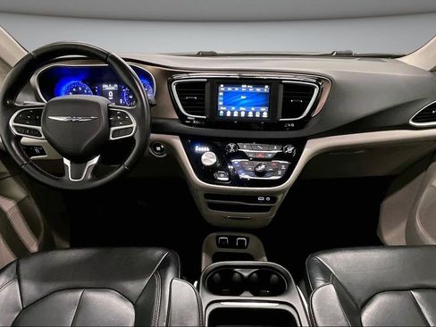 Used 2018 Chrysler Pacifica Touring-L FWD image 7