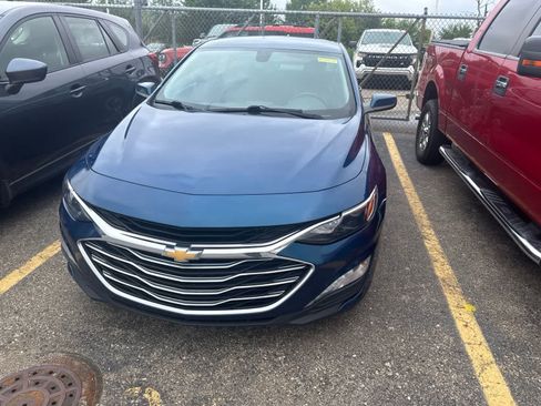 Used 2019 Chevrolet Malibu LT w/ Leather Package FWD image 3