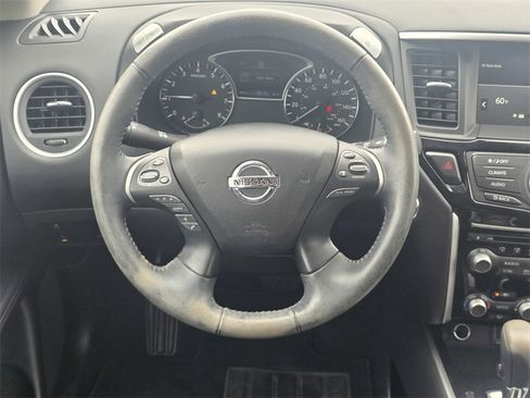 Used 2020 Nissan Pathfinder SV image 16