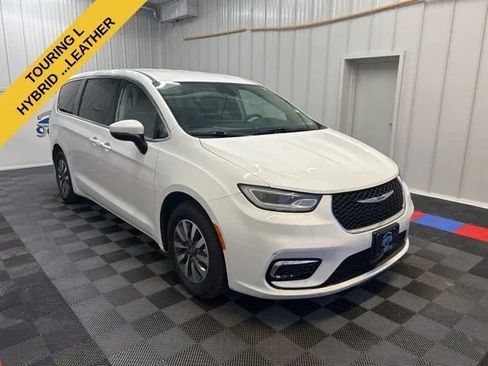 Used 2023 Chrysler Pacifica Touring-L FWD image 2