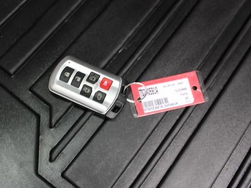 Used 2020 Toyota Sienna XLE w/ XLE Navigation Package image 26