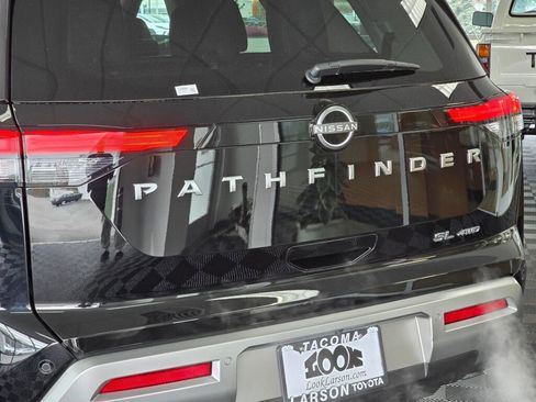 Used 2025 Nissan Pathfinder SL image 12
