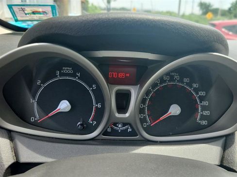 Used 2013 Ford Fiesta SE FWD image 5