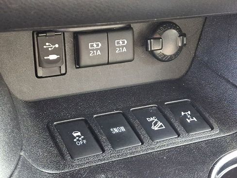 Used 2018 Toyota Highlander LE w/ Protection Package #3 AWD/4WD image 25