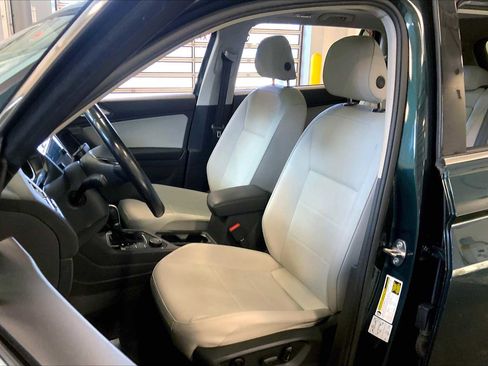 Used 2019 Volkswagen Tiguan SE w/ Panoramic Sunroof Package image 8