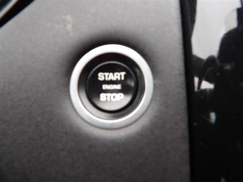 Used 2017 Land Rover Discovery SE image 25