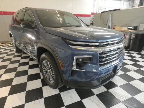 Used 2025 Chevrolet Traverse LT image 3