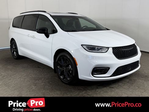 Used 2024 Chrysler Pacifica Limited w/ Uconnect Theater Family Group AWD/4WD image 1