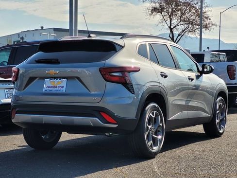 New 2026 Chevrolet Trax LT w/ LPO, Blackout Package image 5