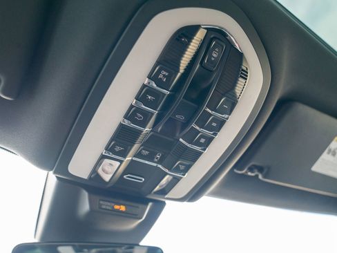 Certified 2025 Porsche Macan image 21