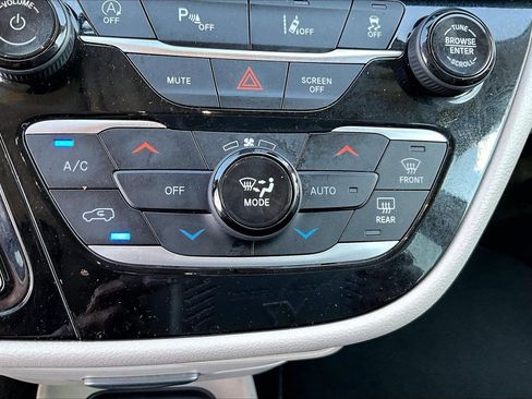 Used 2024 Chrysler Pacifica Touring-L FWD image 16