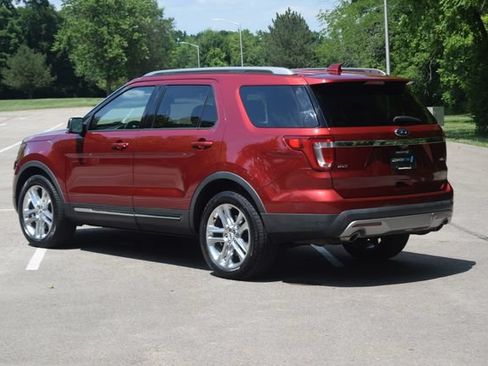 Used 2017 Ford Explorer XLT w/ Equipment Group 202A AWD/4WD image 25
