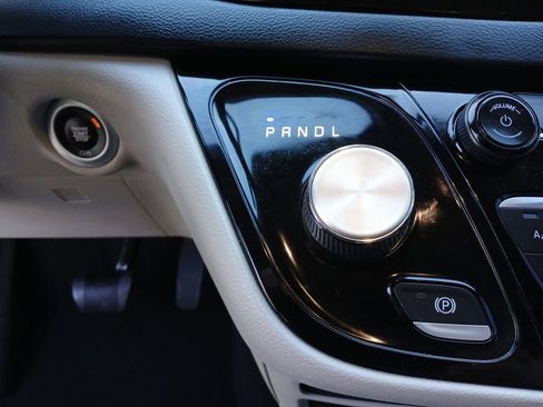 Used 2022 Chrysler Voyager LX image 16