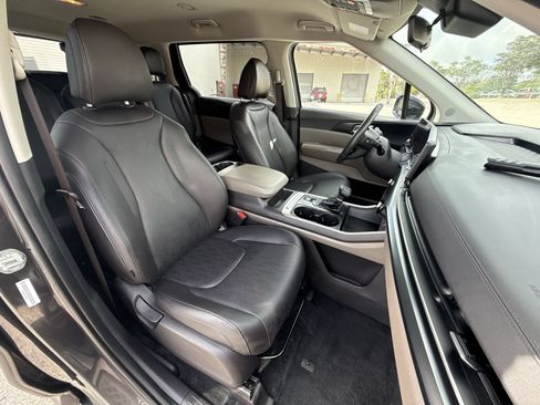 Used 2026 Kia Carnival FWD image 26