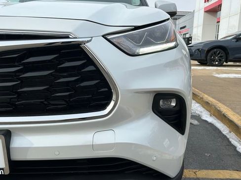 Used 2023 Toyota Highlander Limited image 3