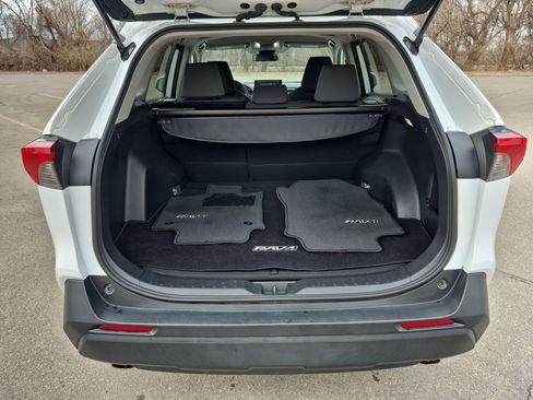 Used 2022 Toyota RAV4 XLE w/ Carpet Mat Package (TMS) image 26