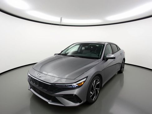 Used 2025 Hyundai Elantra Limited FWD image 3