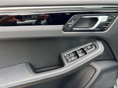 Certified 2025 Porsche Macan image 12