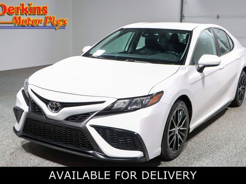 Used 2024 Toyota Camry SE w/ Blackout Package (TMS) image 1