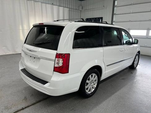 Used 2014 Chrysler Town & Country Touring FWD image 4