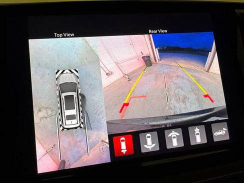 Used 2022 Chrysler Pacifica Touring-L w/ Uconnect Theater Family Group image 9