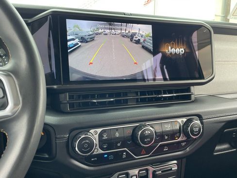 Used 2024 Jeep Wrangler Unlimited Sahara image 28