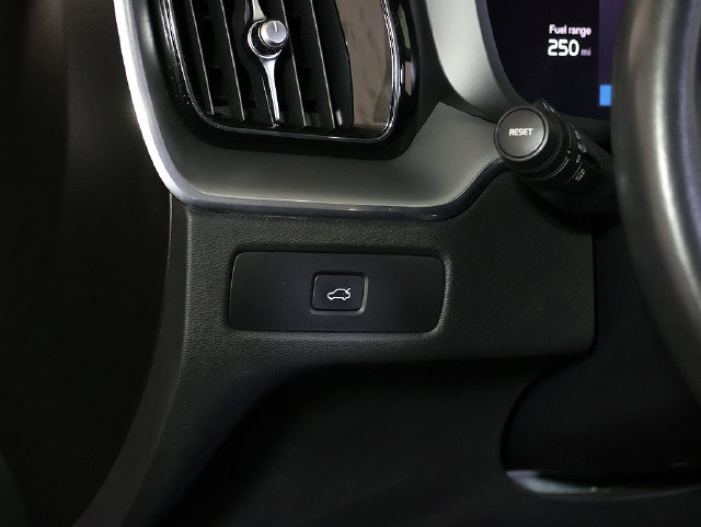 Used 2023 Volvo XC60 B5 Core AWD/4WD image 26