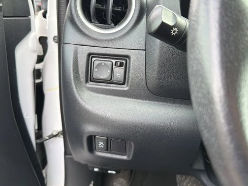 Used 2017 Nissan Versa SL image 21