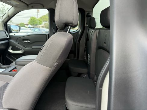 Used 2025 Nissan Frontier SV RWD image 9