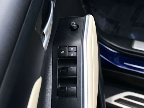 Used 2023 Toyota Highlander XLE AWD/4WD image 10
