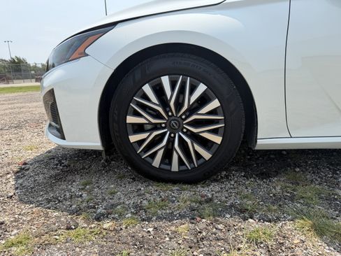 Used 2024 Nissan Altima 2.5 SV w/ SV Premium Package FWD image 12