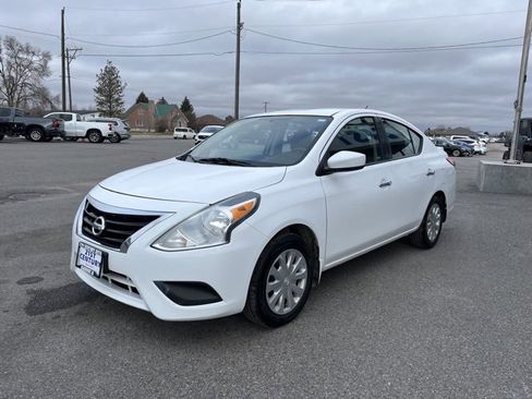Used 2015 Nissan Versa SV image 4