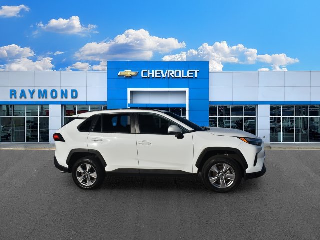 Used 2025 Toyota RAV4 XLE AWD/4WD image 2