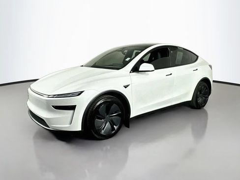 Used 2026 Tesla Model Y AWD image 5