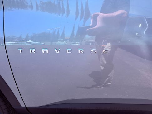 Used 2023 Chevrolet Traverse LS FWD image 38