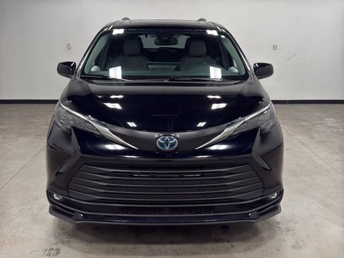 Used 2025 Toyota Sienna XLE image 3