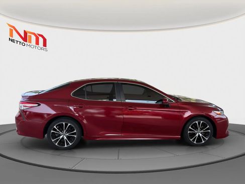Used 2018 Toyota Camry SE w/ Moonroof Package FWD image 6
