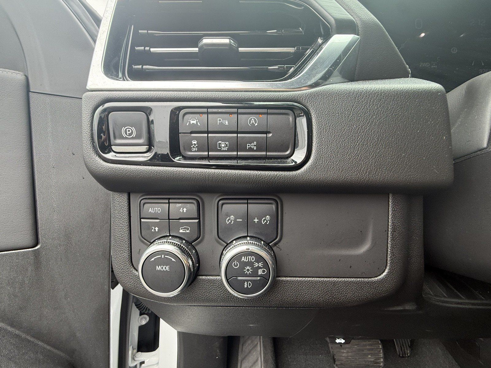 Used 2025 GMC Yukon Denali AWD/4WD image 20