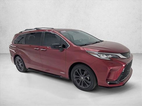 Used 2021 Toyota Sienna XSE w/ XSE Plus Package image 3