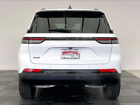 New 2025 Jeep Grand Cherokee 4WD image 3