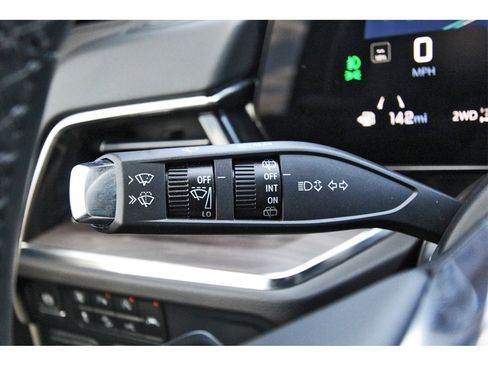 Used 2025 Chevrolet Suburban Z71 image 15