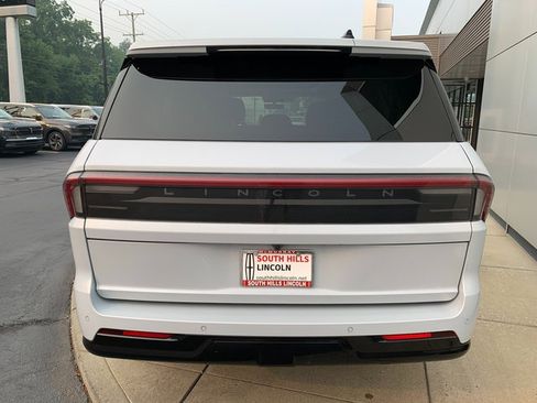 Certified 2025 Lincoln Navigator L Reserve AWD/4WD image 4