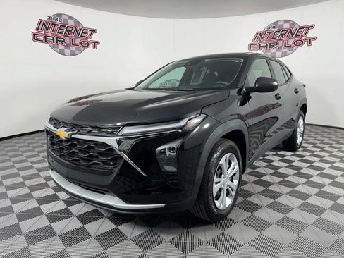 Used 2025 Chevrolet Trax LS FWD image 3