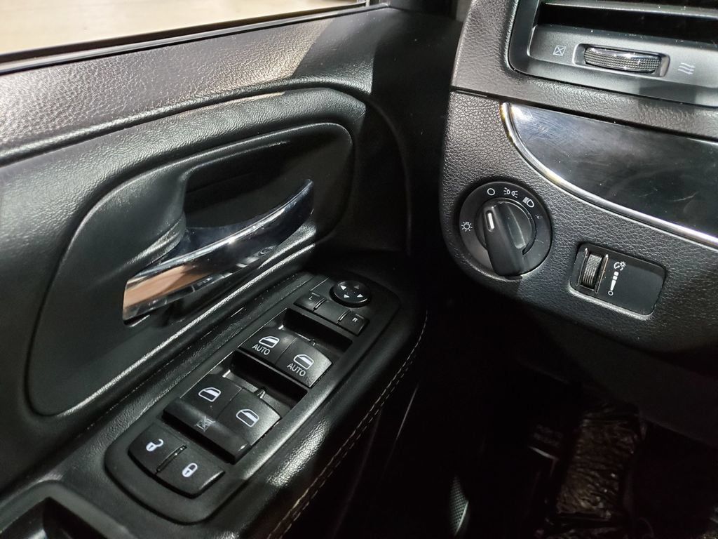 Used 2016 Dodge Grand Caravan SE FWD image 36