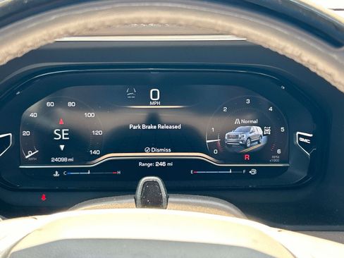 Used 2023 GMC Yukon Denali w/ Advanced Technology Package AWD/4WD image 21