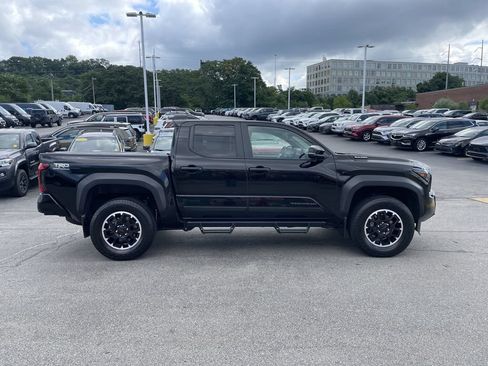 Used 2024 Toyota Tacoma TRD Off-Road w/ TRD Off Road Premium Package AWD/4WD image 7