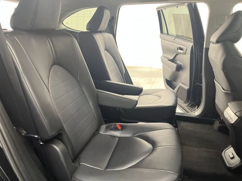 Used 2025 Toyota Highlander XLE FWD image 24